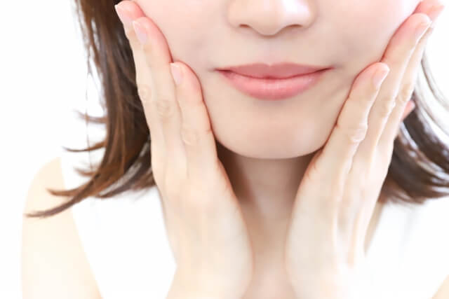 顔がむくみやすい人の特徴