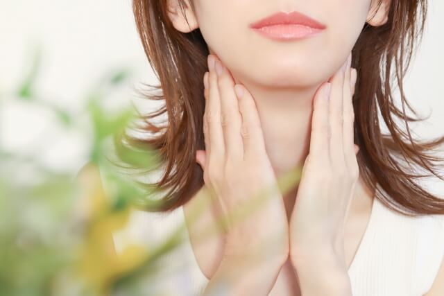 顔のむくみを解消するマッサージ