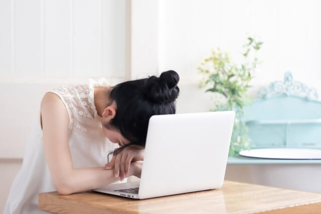 顔がむくみやすい人の特徴と原因