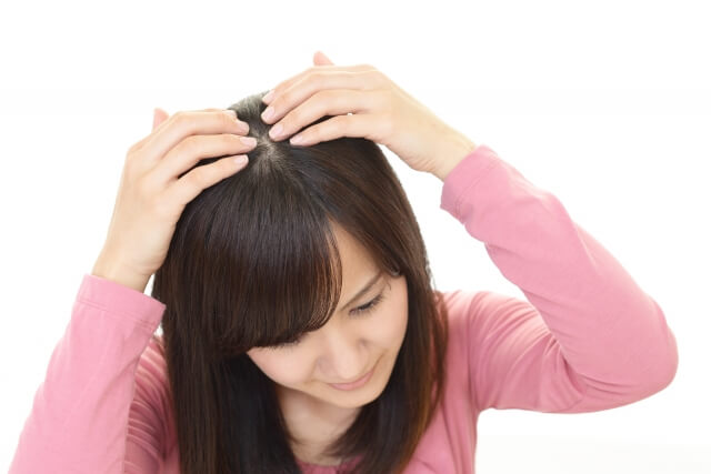 顔のたるみは「頭皮のコリ」が原因?