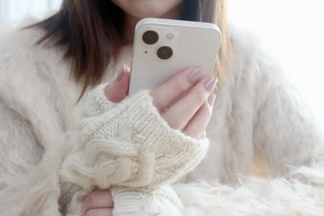 外出先・デスクワーク中にできる手の冷え対策